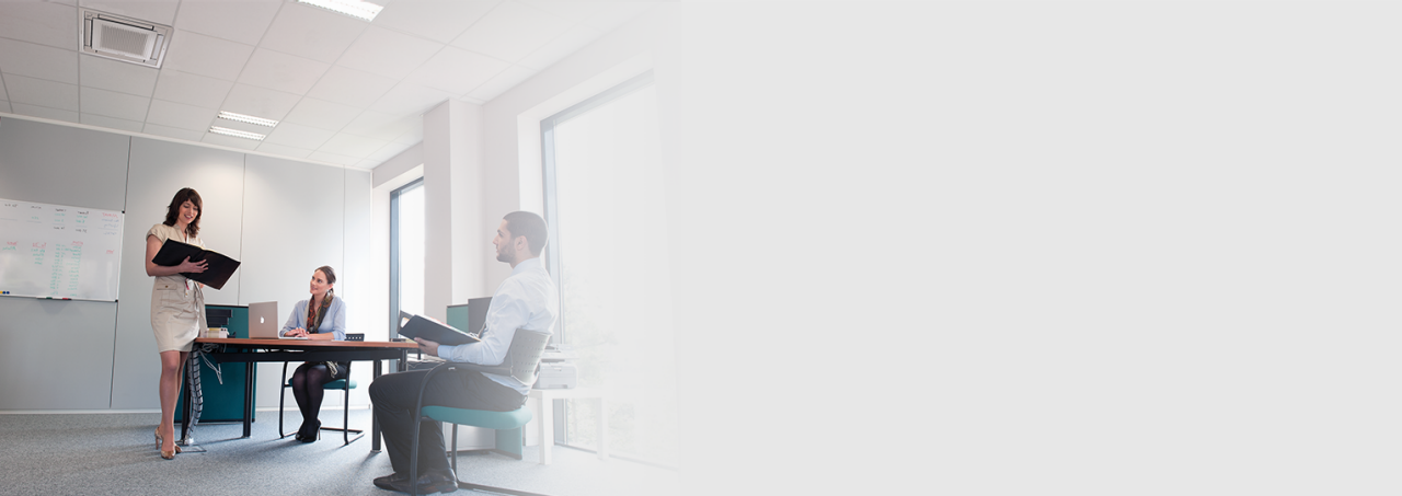 Три особи на зустрічі в офісі