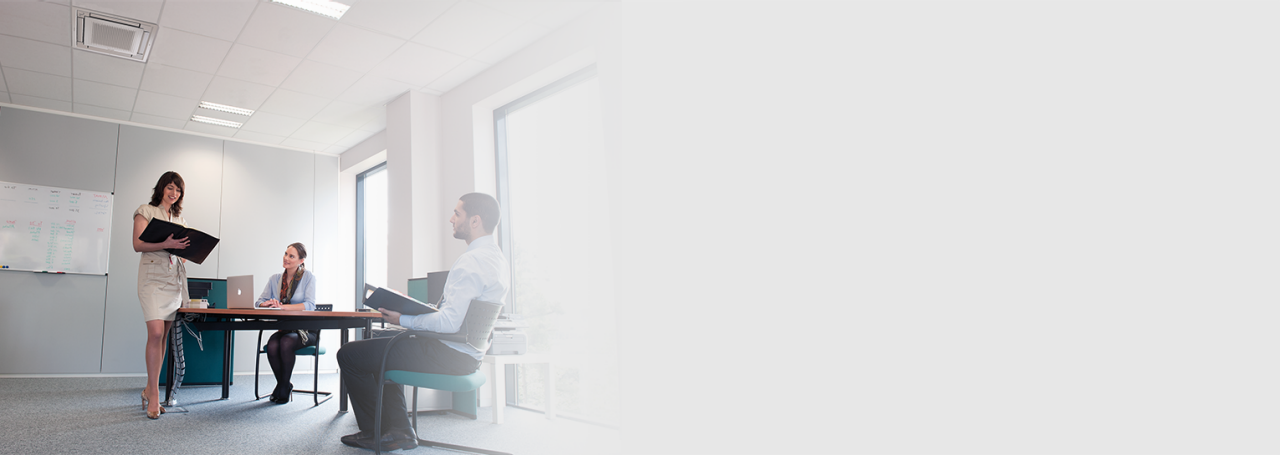 Три особи на зустрічі в офісі